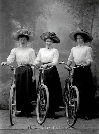 Anna Funke Vada Oppeby
godj
Anna Funke Vada Oppeby
Grupporträtt med tre damer med cyklar
Föremål cykel

raja
En av flickorna är Anna Funke född 1890 i Almunge Stockholms län.
Dotter till skogvaktare Gustaf Gerhard Funke född 1854 i Boo, Örebro län och Matilda Andersdotter från Bosarp Malmöhus län.
Barn:
Karl Gustaf född 1888 i Almunge
Anna Matilda född 1890 i Almunge
Hilma Lovisa född 1892 i Kristberg
Klara Elisabet född 1895 i Kristberg
Emil Ferdinand född 1900 i Sya
Familjen kom 1906 till Vada Oppeby
Källa: Kyrkoarkiv Oppeby. 
Källa: Gerd Pettersson


Nyckelord: Anna Funke