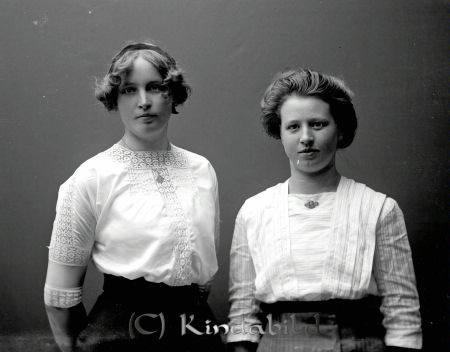 Anna Wallin Kisa
godj
Anna Wallin Kisa
Grupporträtt med två kvinnor
gepe
Kvinnan till höger är Tekla Vallin född 1891 i Gammalkil, dotter till kopral och polisen Per Gustaf Vallin. Tekla hade en syster Alma född 1887 i Sya.
Det kan vara skrivfel Anna kan möjligt vara denna Alma?
Källa: Folkräkning 1900
Nyckelord: Anna Wallin