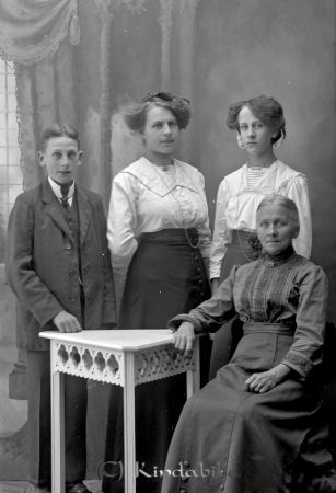 Melkersson Lyggestorp
godj
Melkersson Lyggestorp
Grupporträtt med tre kvinnor och en man

raja
Anna Charlotta Karlsdotter med barnen Hilda Katarina född 1892, Signe Gerda Alfrida född 1895 och Axel Konrad född 1897.
Bilden tagen innan emigrationen till Amerika. �?ldsta dottern Selma Charlotta född 1888 hade emigrerat tillsammans med maken 1911. 
Källa: Gerd Pettersson 

Nyckelord: Melkersson Lyggestorp
