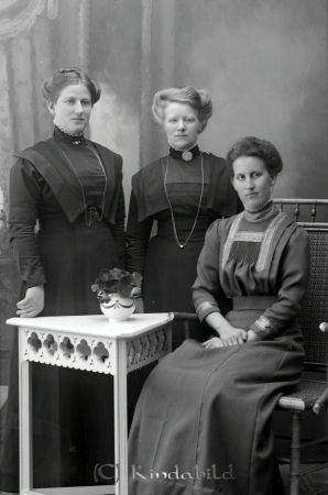 Helga Törn Kisa
godj
Helga Törn Kisa
Grupporträtt med tre kvinnor
Nyckelord: Helga Törn