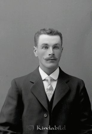 Karl Sörling Efsinge Rimforsa
godj
Karl Sörling Efsinge Rimforsa

raja
Karl Sörling född 1887, son till Sven Viktor Sörling och hans hustru Hulda Charlotta Nilsson. Karl Sörling gift 1922 med Teresia född Andersson. Barn: Gunnar.
Källa; Sv Gods och Gårdar 
Källa: Gerd Pettersson 

Nyckelord: Sörling Efsinge