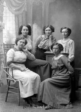 Samuelsson Killingevid
godj
Samuelsson Killingevid
Grupporträtt med fem kvinnor

raja
Edit Samuelsson, gift med Waldor Jakobsson, längst upp till höger. 
Källa: Katarina Saint Cyr
Nyckelord: Samuelsson Killingevid