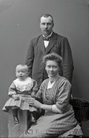 G Pettersson Bro Hycklinge
godj
G Pettersson Bro Hycklinge
Grupporträtt med en man en kvinna och ett barn

raja
Gustaf Albin Petersson, hemmansägare Bro född 1879 med hustrun Gunhild Elisabet Josefina född 1891, vigda 1908. Soen är Karl Gösta född 1911-09-24 i Bro.
Källa: SVAR 
Källa: Gerd Pettersson


Nyckelord: Pettersson Bro