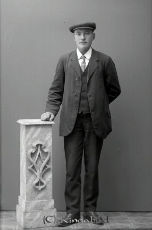 Ivar Månsson Söderhult Verfveln
godj
Ivar Månsson Söderhult Verfveln

raja
Ivar Månsson född 1888, son till Erland Magnus Månsson (1855-1927)
och Augusta Karlsdotter från Södra Vi (1857-1920)
Ivar emigrerade till Nordamerika 1924.
Källa: SVAR Kyrkoarkiv Tidersrum 
Källa: Gerd Pettersson
Nyckelord: Månsson Söderhult