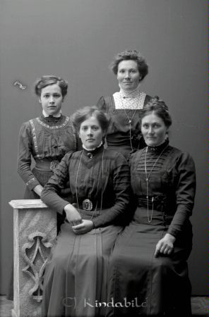 Nanny Johansson St. Tidersrum
godj
Nanny Johansson St. Tidersrum
Grupporträtt med fyra kvinnor
Nyckelord: Nanny Johansson