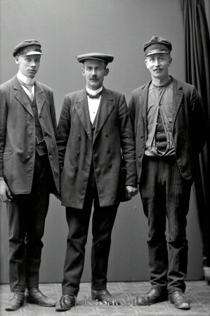 Gustaf Nysten Kisa
godj
Gustaf Nysten Kisa
Grupporträtt med tre män

raja
I mitten Samuel Gustaf Nysten född 1876-05-12 i Tjärstad. 
 Han var son till smeden i Hallstad Samuel August Nysten och Anna Lovisa Danielsdotter.
 Han var ogift.
 Han dog 1966 i Kvarnstugan Föllingsö.
 Källa: Studiegruppen hembygdsgården och Sv dödbok 
Nyckelord: Gustaf Nysten