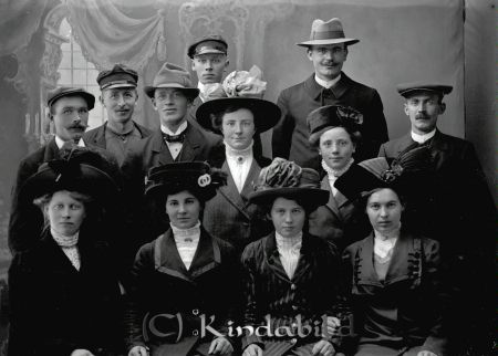 Gustaf Nysten Kisa
godj
Gustaf Nysten Kisa
Grupporträtt med tolv personer

raja
Andra raden till höger Gustaf Nysten född 1876 i Hallstad smedja och andra raden till vänster Per August född 1878..
Familjen flyttade till Hag Västra Eneby 1879.
Främre raden till höger Elsa Nysten och bredvid henne Anna Nysten. Längst bak till höger Karl Nysten född 1874
Källa: Studiegruppen hembygdsgården

Nyckelord: Gustaf Nysten