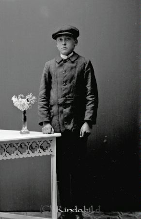 Helge Forsén Ramshult
godj
Helge Forsén Ramshult

raja
Helge Forsén född 1898 i Kisa, son till f d livgrenadjären Anders Johan Förssén född 1861 i Tidersrum och Anna Lovisa Hägg född 1854 i Kisa. Familjen bodde några år i Lugnstugan Ramshult. 
Källa: Gerd Pettersson 

Nyckelord: Forsén Ramshult