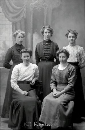 Olga Svensson Bjärkeryd
godj
Olga Svensson Bjärkeryd
Grupporträtt med fem kvinnor
Nyckelord: Svensson Bjärkeryd