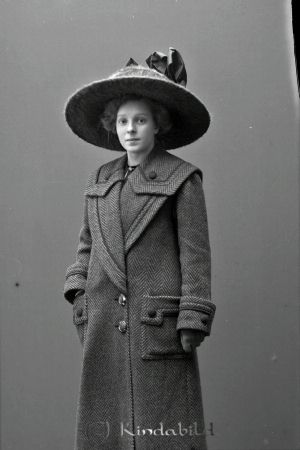 Jenny Söderström Kisa
godj
Jenny Söderström Kisa

raja
Jenny Söderström gift Wallenberg 
Källa: Inger

raja
Mor till Ingrid Andersson Wallenberg (Ingrids Mode) 
Jenny var född 1894 och gift med Nils Hugo Wallenberg född 1892- 
Källa: Gerd Pettersson

raja
Jenny var dotter till kopparslagarmästare Albert Söderström och syster till kopparslagarmästare Gillis Söderström 
Källa: Inger

Nyckelord: Jenny Söderström