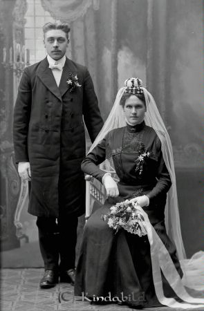 Erik Stål Gäddefall
godj
Erik Stål Gäddefall
Brudpar

raja
Erik Oskar Ståhl född 1891. Torpare i Väsby Horn 1912 och Judit Viktoria Andersson född i Hycklinge. De bodde i Alstad Sillstad 1965 när Judit dog .Erik bodde 1970 på Västersol i Horn.
Källa: SVAR och SDB 1901-2009 
Källa: Gerd Pettersson 

Nyckelord: Stål Gäddefall