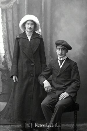 Ruth Blad Mjellerum
godj
Ruth Blad Mjellerum
Grupporträtt med en man och en kvinna

raja
Rut Ingeborg Blad född 1895 och Nils Arvid Blad född 1893, död 1970 Danboms väg 3 Kisa
Källa: SDB 1901-2009. 
Källa: Gerd Pettersson 

Nyckelord: Blad Mjellerum