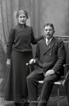 Sigrid Nilsson Kisa
godj
Sigrid Nilsson Kisa
Grupporträtt med en man och en kvinna

raja
Detta är min mormor och morfar, Sigrid Wallenberg f Nilsson och Axel Wallenberg. Här kan man väl anta att de bara var festfolk eftersom beställningen tydligen är gjord av mormor med hennes flicknamn. 
Källa: magnusth
Nyckelord: Sigrid Nilsson