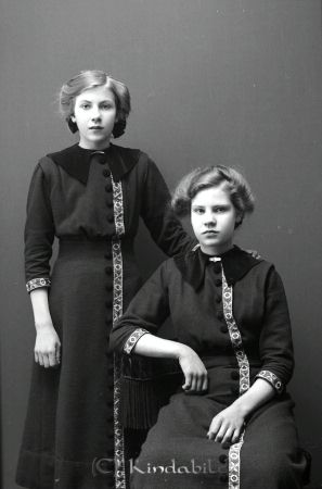Etel Johansson Hökhult
godj
Etel Johansson Hökhult
Grupporträtt med två kvinnor

raja
En av flickorna är Ethel född 1897 och den andra kan vara systern Vera född 1898. Döttar till Erik och Alfrida Johansson 
Källa: Gerd Pettersson 

Nyckelord: Johansson Hökhult