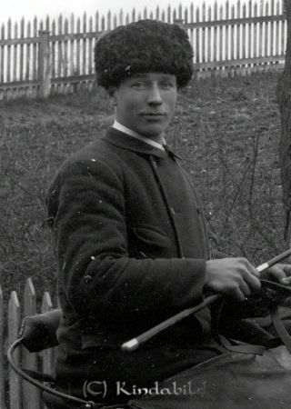 Arvid Larsson Årteflod Kisa
godj
Arvid Larsson Årteflod Kisa
Arvid Larsson bodde i Kisa och var häradshövdingarnas kusk
Bodde senare i Leonardsberg på Enebygatan

raja
Samuel Arvid Larsson född 1889 i Kisa, gift 1919 med Anna Elisabet född Pettersson Oppeby.
Barn: John född 1921
Erik född 1923
Birger född 1924
Göran född 1927
Inge född 1929
Källa: Kyrkoarkiv Kisa 
Källa: Gerd Pettersson

Nyckelord: Larsson Årteflod