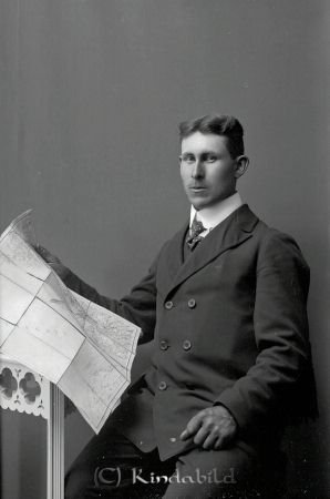 Assar Karlsson Årteryd Hägerstad
godj
Assar Karlsson Årteryd Hägerstad

raja
Byggmästare Assar Karlsson (1890-1978) var gift med Nanny och hade barnen Maja, Margit, Sigvard och Harry.
Källa: Sv Bebyggelse 
Källa: Gerd Pettersson

Nyckelord: Karlsson Årteryd