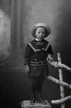 A J Karlsson Gäddnäset
godj
A J Karlsson Gäddnäset

raja
Barnet på bilden bör vara A.j Karlssons son Karl f.1908. 
Källa: eedu
Nyckelord: Karlsson Gäddnäset
