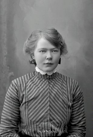 Mary Nilsson Sörby Oppeby
godj
Mary Nilsson Sörby Oppeby

raja
Mary Servera gift Hansson född 1896 03 09 avliden 1969.Gift med Gottfrid H fick 4 barn, Ellen född 1915 0131 avliden 1972. Alice född 19170515 avliden 1999.Olof född 19191005 avliden 1982. Karin född 19240523 avliden 2003.Mary och Gottfrid arrederade och brukade "Sörby" Stenstorp Oppeby socken till början av 1950 talet, de sista åren var Mary Björkforsbo.
Källa: Krister Svensson
Nyckelord: Nilsson Sörby