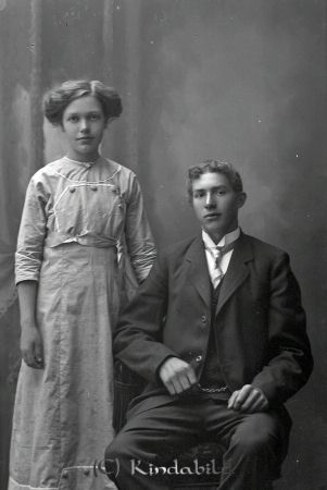 Edvin Andersson Vidingstorp
godj
Edvin Andersson Vidingstorp
Grupporträtt med en man och en kvinna

raja
Edvin Rickard Andersson född 1894 i Tidersrum och Anna Maria Petersson född 1893 i Kisa. Vigda 1915 och bodde då i Pinnbrostugan under Vidingstorp.
Barn:
Ester Maria född 1915
Familjen flyttade till Åsen Misterfall.
Helge Rickard född i mars 1918, död 2000 i Skärblacka, Kullerstad förs.
Modern dör i november 1918.
Edvin död 1972 i Stora Toppkullen, Kisa. 
Källa: Kyrkoarkiv Kisa. 
Källa: Gerd Pettersson 
 

Nyckelord: Andersson Vidingstorp