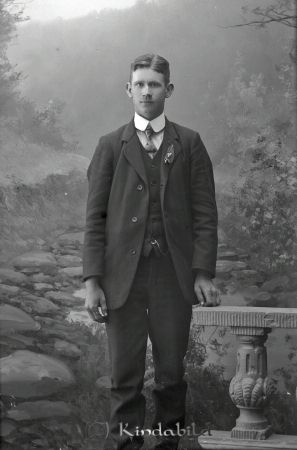 Josef Flod Sommenäs Tidersrum
godj
Josef Flod Sommenäs Tidersrum
gepe
Karl Josef Flod född 1892 i Tidersrum son till Anders Leonard Flod född 1858 i Tidersrum och Ida Karolina Gustafsdotter född 1863 i Eksjö.
Karl Josef död 1969 i �?rtomta å församlingen skriven.
Källa: Folkräkning 1910.
Nyckelord: Flod Sommenäs