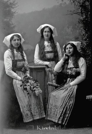 Emy Larsson Karleby
godj
Emy Larsson Karleby
Grupporträtt med tre kvinnor

raja
Emmy Elisabet född 1890 , Siri Lovisa född 1893 och Eva född 1895 alla födda i Kisa, döttrar till hemmansägare och häradsdomare Gustav Viktor Larsson född 1856 i Kisa och Lovisa Kristina född Gusfsson född 1855 i Kisa. �?gare till Karleby gård 
Källa: Gerd Pettersson 

Nyckelord: Larsson Karleby
