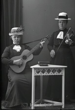 Jenny Svensson Sundstorp Horn
godj
Jenny Svensson Sundstorp Horn
Grupporträtt med två kvinnor med gitarr och fiol

raja
Jenny Alfrida Svensson född 1876 i Horn
Hon var söndagsskollärare. Hon dog 1933 i Fliseryd
Syskon till henne:
Karl Gust. Lagerlöf 1859
Jakob Peter 1861
Alma Josef Natalia 1865
Sven August 1868
Elin Matilda 1872
Axel Teodor 1874
Josef Hilarius 1880
Familjen bodde i Sundstorp. 
Källa: Gerd Pettersson

Nyckelord: Svensson Sundstorp