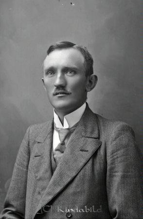 Janne Svensson Kisa
godj
Janne Svensson Kisa
Företagsledare och entreprenör

raja
Janne August Valfrid Svensson född 1880 i Mörlunda. gift 1909 med Tekla Teresia Elvira Karlsson född 1879 i Fagerhult. Kalmar län.
Källa: Sv dödbok. 
Källa: Gerd Pettersson

Nyckelord: Janne Svensson
