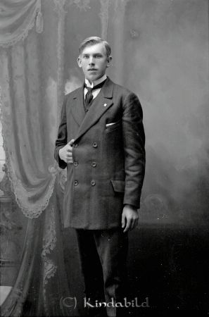 Axel Ramstedt Korpklef
godj
Axel Ramstedt Korpklef

raja
Axel var själv flitig fotograf i början på 1920-talet. Titta gärna på hans bilder på Kindabild! 
Källa: mayca

Nyckelord: Ramstedt Korpklef Korpklev