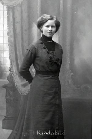 Anna Andersson Kjettestorp
godj
Anna Andersson Kjettestorp

raja
Anna Andersson var mor till Göta gift med Kurt Hahne.
Anna Andersson bodde i Grässvederna.
Källa: Studiegruppen hembygdsgården 
Nyckelord: Andersson Kjettestorp