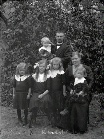 Nysten Grefverum
godj
Nysten Grefverum
Grupporträtt med en man en kvinna och fem barn

raja
Karl och Sofia nysten med barnen fr.rad Bojan, Svea, Edla,  Karl i moders knä och Justina på fars arm 
Källa: nysten
Nyckelord: Nysten Grefverum