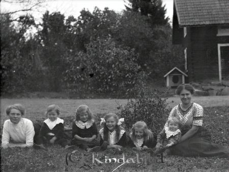 Nysten
godj
Nysten 
Grupporträtt med två kvinnor och fem barn

raja
Två barnpigor på Greferum med barnen Nysten fr.v. Carl f.1910. Valborg f. 1908 Svea f. 1904 Edla f.1906 Justina f 1912 
Källa: nysten
Nyckelord: Nysten