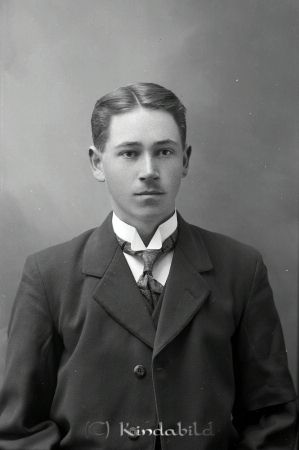 Erik Alexandersson Lönningehult Horn
godj
Erik Alexandersson Lönningehult Horn

raja
Troligtvis Erik Helmer Alexandersson född 22/6 1891, son till Carl Gustaf och Anna Helena Maria Alexandersson. 
Källa: AnnicaB
Nyckelord: Alexandersson Lönningehult
