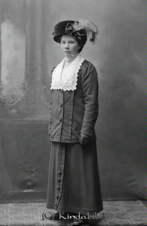Ester Nyberg Drättinge Hägerstad
godj
Ester Nyberg Drättinge Hägerstad

raja
Ester Nyberg född 1889, piga i Nedra Drättinge. 
Källa: Gerd Pettersson 

Nyckelord: Nyberg Drättinge