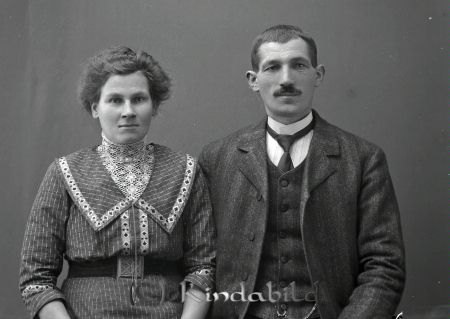 Johan Jakobsson Lottendal Sundsnäs
godj
Johan Jakobsson Lottnedal Sundsnäs
Grupportätt med en man och en kvinna

raja
Johan Jakobsson 1878-1967 samt hans hustru Alfrida Svensson 1879-1957. 
Källa: magnusg

raja
1925 flyttade familjen till Sundsnäs.
Barn
Elsa Maria född 1904
Olga Augusta född 1907
Agda Margareta född 1909
Johan Gunnar född 1912
George Verner född 1917
Margit Ingeborg född 1920.
Källa: Kyrkoarkiv Kisa 
Källa: Gerd Pettersson 

raja
och kring 1935 till Östorp 
Källa: magnusg. 


Nyckelord: Jakobsson Lottendal