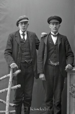 Emil Karlsson Bränna Malexander
godj
Emil Karlsson Bränna Malexander
Grupporträtt med två män

raja
Karl Martin Karlsson född 1892 och Emil Zandersson född 1888.
Martins mor Anna Charlotta Karlsdotter född 1870, var syster till Emil Zandersson. Familjen bodde i Björnön Ugglebo Malexander.
Källa: Församlingsbok Malexander 1898-1913 
Källa: Gerd Pettersson

Nyckelord: Karlsson Bränna
