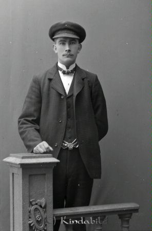 Martin Karlsson Bränna Malexander
godj
Martin Karlsson Bränna Malexander

raja
Karl Martin Karlsson född 1892 i Malexander. Han var dräng i Bränna då bilden togs. Han var son till Karl Johan Freij-Zandersson född 1846 i Malexander. och Augusta Augustdotter född 1845 i Malexander.
Barn:
Anna Charlotta Karlsdotter född 1870
Karl Oskar Zandersson född 1875
Johan August Zandersson född 1878
Ida Olivia Karlsdotter 1881-12-23
Ernst Arvid 1885-05-21
Axel Emil 1888-07-26
Karl Martin född 1892
Ivan Filippus född 1895 
Källa: Gerd Pettersson


Nyckelord: Karlsson Bränna