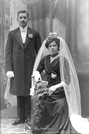 Arvid Eng Kisa
godj
Arvid Eng Kisa
Brudpar

raja
Brudparet Arvid Eng och Jenny Nilsson.
Jenny var dotter till Per August och Augusta Nilsson från Boda Hägerstad och syster till bl a spannmålshandlare Ernst Nilsson Kisa.
Källa: Torborg N 
Nyckelord: Arvid Eng Kisa