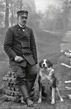 J Ring Kisa
godj
J Ring Kisa
Grupportr�tt med en man och en hund
Jonas Ring var fj�rdingsman

raja
Han var också vaktmästare i Tingshuset.
Söner: John och Per Arne. 
Källa: Gerd Pettersson
mayca
Han var gift med Betty född Nilsson. De hade även en dotter Maja-Lisa gift Hesse.
Nyckelord: Ring Kisa