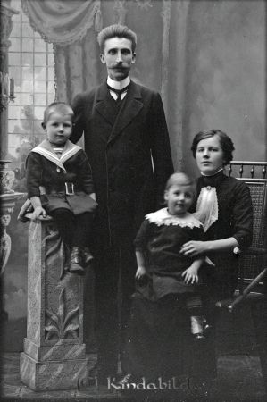 Skomak. Oskar Andersson Kisa
godj
Skomak. Oskar Andersson Kisa
Grupporträtt med en man en kvinna och två barn

raja
Min morfar och mormor Oskar och Hilda Tidlund de hette tidigare Andersson, min mamma Judith Tidlund (gift Rydström) och min morbror Torsten Tidlund. 
Källa: Karin Rydström
Nyckelord: Oskar Andersson