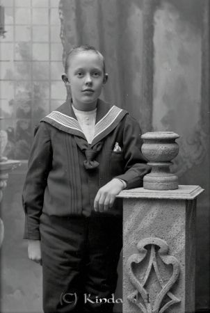 Ragnar Dahlqvist Föllingsö
godj
Ragnar Dahlqvist Föllingsö

raja
Ragnar Dahlkvist född 1902 i Kristberg.
Son till kapten vid Lv 2 Karl Gustaf Daniel Dahlkvist född i Törnevalla och hans hustru Helfridd Adelaide Charlotta Stigman född 1873 i Bolstad Elfsborgs län. Ragnar död 1987 i Luleå.
Källa: Kyrkoarkiv Kisa och svensk dödbok 
Källa: Gerd Pettersson

Nyckelord: Dahlqvist Föllingsö