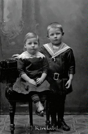 Oskar Andersson  Kisa
godj
Oskar Andersson  Kisa
Grupporträtt med två barn

raja
Min mamma Judith gift Rydström och min morbror Torsten Tidlund 
Källa: Karin Rydström
Nyckelord: Oskar Andersson