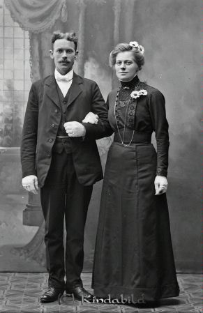 Johan Jakobsson Kjusebo Kisa
godj
Johan Jakobsson Kjusebo Kisa
Grupporträtt med en man och en kvinna

raja
Johan Jakobsson och Nanny Farman. De flyttade till Västra Eneby 1918.
Källa: Kyrkoarkiv Kisa 
Källa: Gerd Pettersson

Nyckelord: Jakobsson Kjusebo