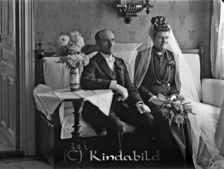 Andersson Vallsborg
godj
Andersson Vallsborg  -  Grönedegatan  Kisa  -
Grupporträtt med brudpar sittande i en soffa i hemmet
Nyckelord: Andersson Vallsborg