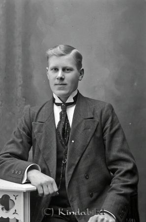 Israelsson Hitthem
godj
Israelsson Hitthem

raja
Brukare Karl Oskar Israelsson i Hitthem hade tre söner
 Valfrid född 1888 skulptör
 Karl född 1892 möbelsnickare
 Erik född 1896 jordbruksarbetare och extra banvakt.
 Vet inte vem av sönerna det är.
 Karl Israelsson startade möbelfabrik här ( vita reveterade huset på höjden, höger sida från Linköping). Verksamheten flyttades senare till Kisa, Kisa Furumöbler, vid Tolvmannavägen.
 Källa: Studiegruppen hembygdsgården 
Nyckelord: Israelsson Hitthem
