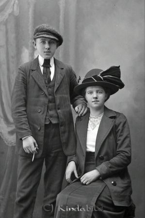Hildur Blomqvist Brostugan Malexander
godj
Hildur Blomqvist Brostugan Malexander
Grupporträtt med en man och en kvinna

raja
Hildur Blomqvist född 1893 i Malexander, dotter till Karl david Blomqvist och Amalia Jakobsdotter född 1856 i Ulrika. Med på bild förmodligen brodern Einar född 1900.
1891-1898 bodde familjen i Kallekullen Backstuga Björnön Ugglebo.
Syskon till Hildur:
Elsa Olivia född 1886
Ester Alaria Adolfina född 1888
Karl Rudolf Emanuel född 1892
Karl Edvin Giovanni född 1896
Einar Lambert Varton född 1900
1940 bodde Hildur med Einar och fadern i Södra Sand nr 1
Källa: Folkräkning 1860-1947 
Källa: Gerd Pettersson

Nyckelord: Blomqvist Brostugan