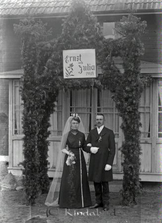 Ernst Andersson Farsbo
godj
Ernst Andersson Farsbo
Porträtt med brudpar vid portal med "Ernst och Julia" framför verandan
Nyckelord: Andersson Farsbo