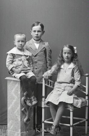 Alb. Germundsson Hagaborg
godj
Alb. Germundsson Hagaborg
Grupporträtt med tre barn

raja
Fr vänster Olof född 1910, Yngve född 1902 och Alva född 1904.
 Källa: Studiegruppen hembygdsgården 
Nyckelord: Germundsson Hagaborg