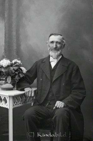 Lars Karlsson Fridsberg Kisa
godj
Lars Karlsson Fridsberg Kisa

raja
Lars Johan Karlsson född 1844 i Kisa, hemmansägare i Åstorp Kisa.
Gift med Anna Maria Karlsson född 1850 i Kisa, dotter Anna Helena född 1§884 i Kisa.
Källa: Folkräkning 1910. 
Källa: Gerd Pettersson 

Nyckelord: Karlsson Fridsberg