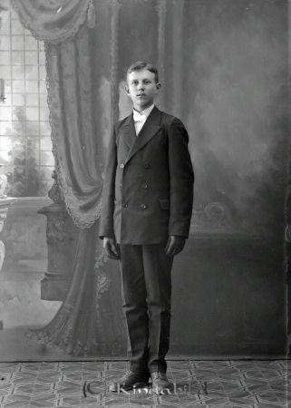 Holger Andersson Fagerhult
godj
Holger Andersson Fagerhult

raja
Holger född 1901, son till Isak Andersson och h h Gerda född Westerberg.
Holger tog namnet Anebreid. Gift 1932 med Elsa född 1912. Familjen bodde i Yxefalls Norrgård. 
Källa: Gerd Pettersson

Nyckelord: Andersson Fagerhult
