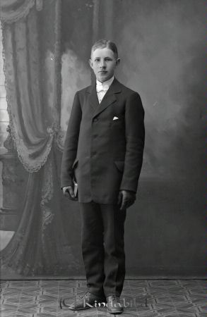 K G Karlsson Lindhylta
godj
K G Karlsson Lindhylta

raja
Karl Gunnar Karlsson född 1900 i Kisa. 
Källa: Gerd Pettersson

Nyckelord: Karlsson Lindhylta